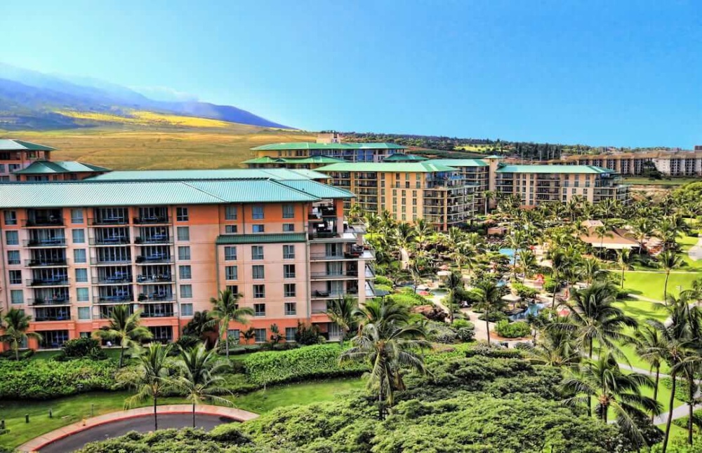 Nestled right between the West Maui Mountains and the blue Pacific Ocean