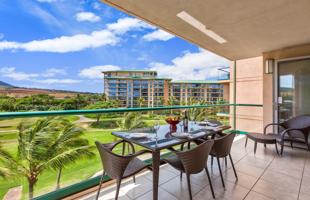 Enjoy the gorgeous Maui outdoors on the spacious 175 sq ft balcony