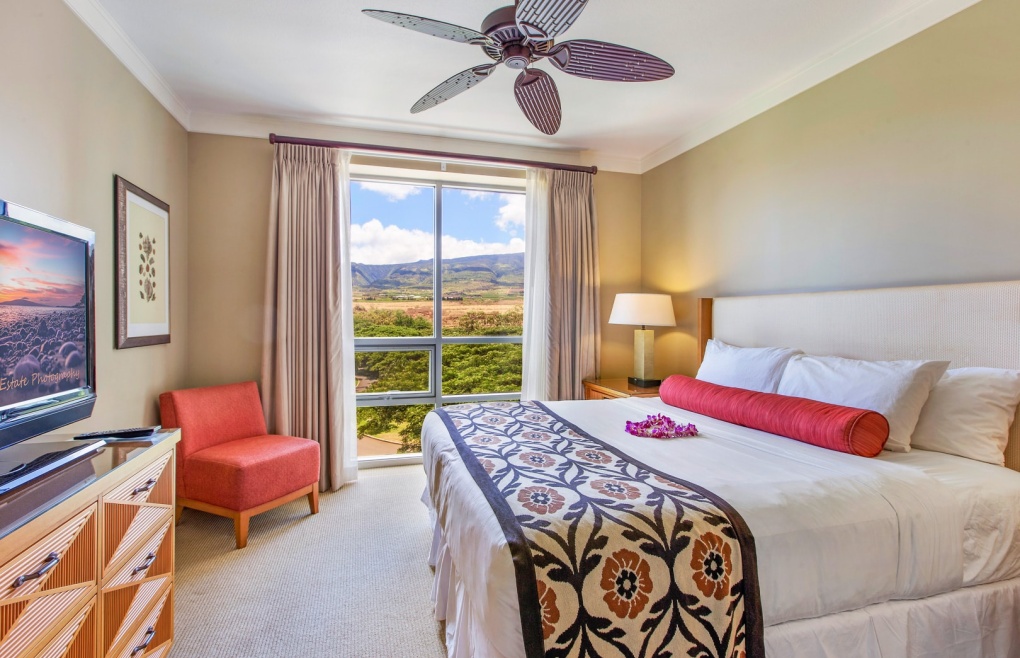The guest bedroom also offers delightful West Maui Mountain views