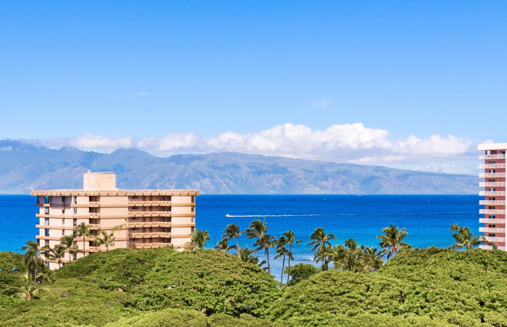 Also offering views of the Pacific Ocean and Maui's neighbor island of Molokai