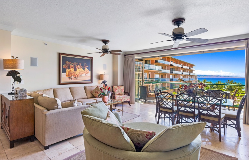 Open the retractable doors and invite in the gorgeous Maui outdoors