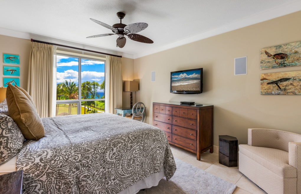 The ocean views even extend into the guest bedroom