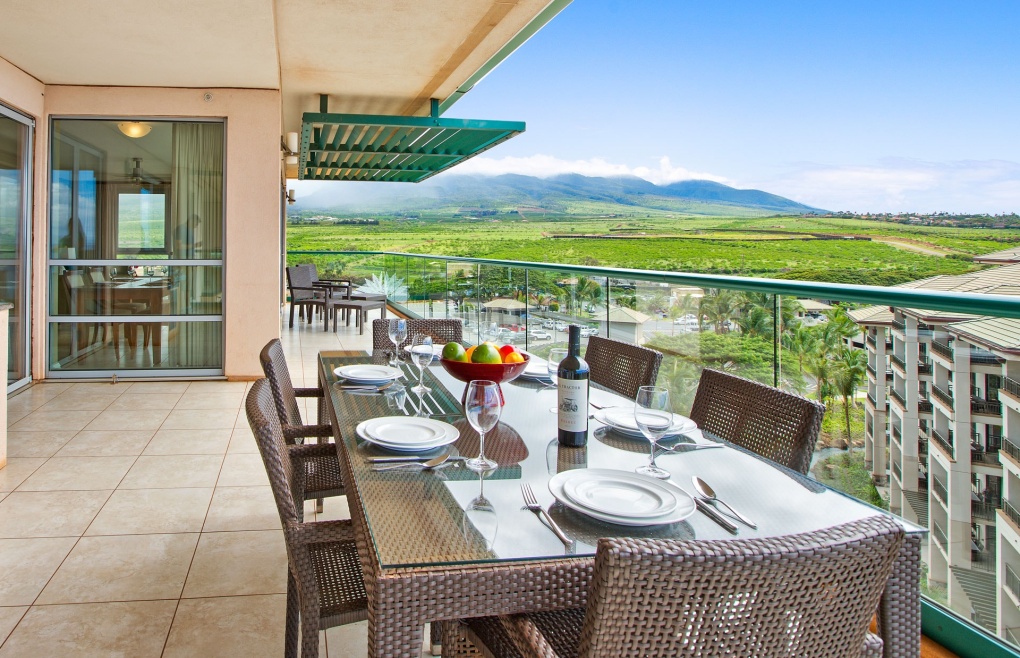 Also offering views of the lush West Maui Mountains